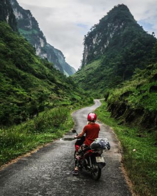 Day 1 of the Ha Giang Loop was already out of this world. And we have 3 more days to go!

This was without doubt the most stunning drive of my life. I was a bit nervous at first, as I had a motorbike accident about a year ago in Greece. But I'm so happy I decided to do it anyway. What an experience it was 🧡