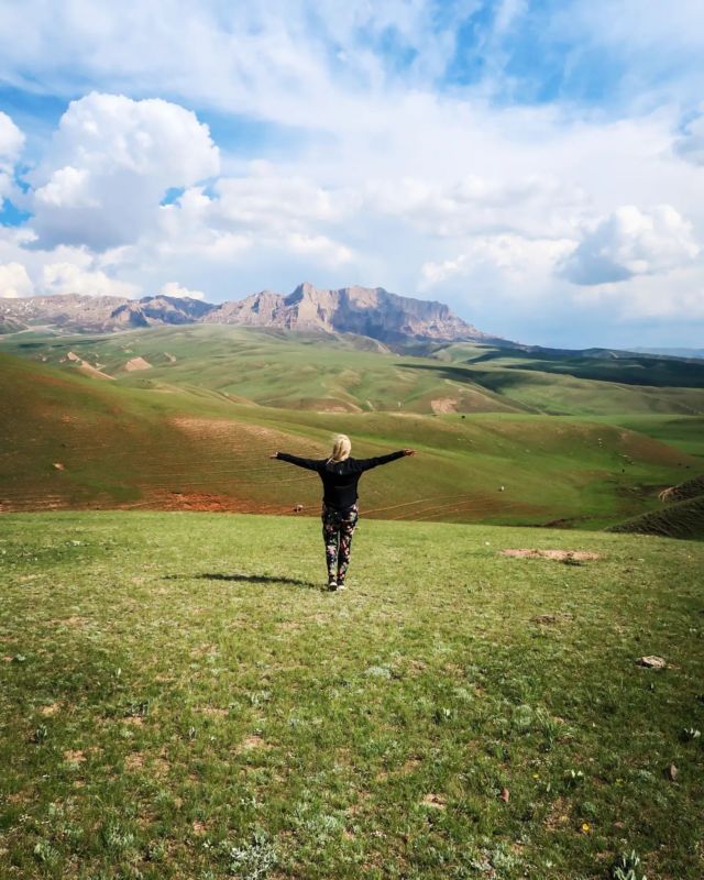 The freedom of the open road. Aka my happy place 🥰

#roadtriplife #overlanding4x4 #overlandtravel #kyrgyzstantravel #centralasia #kyrgyzstan🇰🇬 #naturekyrgyzstan #kyrgyzstan_trip #travelkyrgyzstan #visitkyrgyzstan #kyrgyzstan #travelcouplesinspiration #travelcouplegoals #overlandlife #lonelyplanetnl #kirgizië