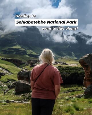 Sehlabathebe National Park, diep in de bergen van Lesotho. Wat. Een. plek. 🫶 We kwamen hier aan de ochtend nadat we de wildste weg van onze hele 50.000+ km overlandreis hadden afgelegd. Absoluut modderfestijn. We hadden geen idee wat we konden verwachten, maar dit park heeft ons versteld doen staan. Het is adembenemend. Leeg. Vredig. Geen ziel te bekennen. We hebben gewandeld naar oude bushman schilderingen, over de off-road paden gereden en geluncht omringd door niets dan bergstilte. Onwerkelijk. Leuk weetje: de Chinezen hebben onlangs de weg geasfalteerd, dus het is nu veel gemakkelijker om hier te komen. Geen excuses. Voeg dit toe aan je Lesotho lijst! Ooit je truck zo modderig gekregen? Vertel ons waar het is gebeurd! 👇#dirtroads #4x4adventure #lesotho🇱🇸 #lesotho #visitlesotho #overlandlife #overlandtravel #overlandbound #4x4ing #toyota4x4