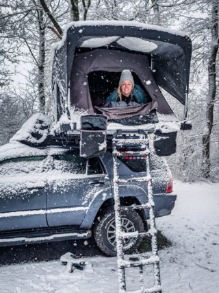 First camping trip of 2026, we picked a good weekend ☃️❄️

Had such a blast! Our first time camping in our tent again since we shipped our car to Dubai end of 2024. Felt like coming home.

And of course we did some off-roading through the snow with @lizzy_land_roamer 🔥

When your weekends look like this, you know you chose the right life.

#4x4ing #wintercamping #overlandadventure